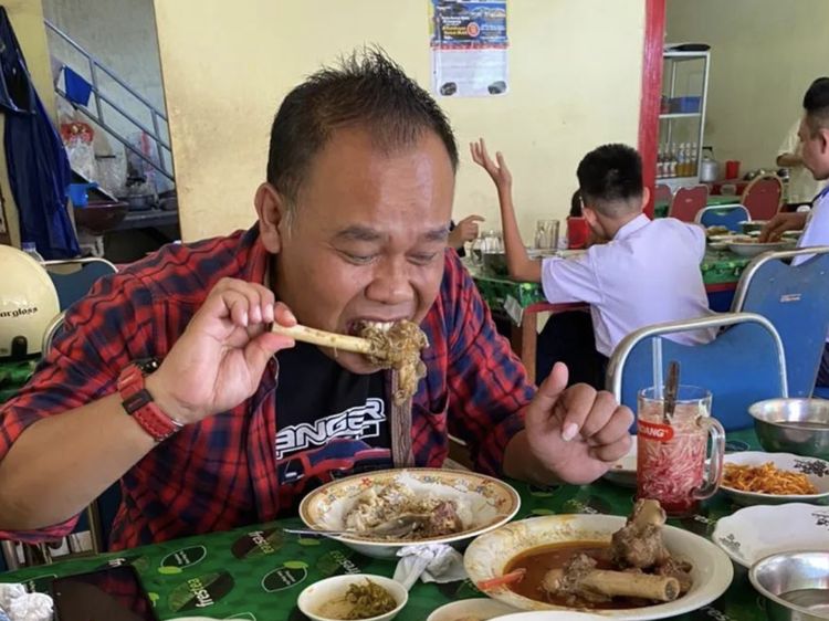 10 Potret Aiptu Turono, Polisi yang Doyan Mukbang Lalapan