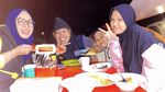 10 Potret Aiptu Turono, Polisi yang Doyan Mukbang Lalapan