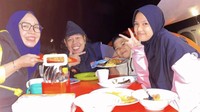 Aiptu Turono kompak makan bareng keluarga nih! Mereka tengah menikmati suasana malam bersama saat camping.