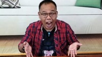 Selain makanan tradisional, Aiptu Turono juga tak segan mukbang steak nih! Di hadapannya sudah tersaji steak ayam hingga daging dengan pelengkap sayuran tumis dan kentang goreng.