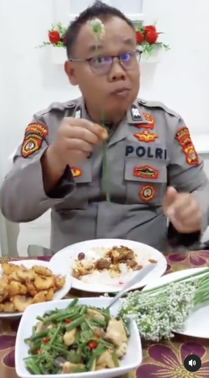 10 Potret Aiptu Turono, Polisi yang Doyan Mukbang Lalapan