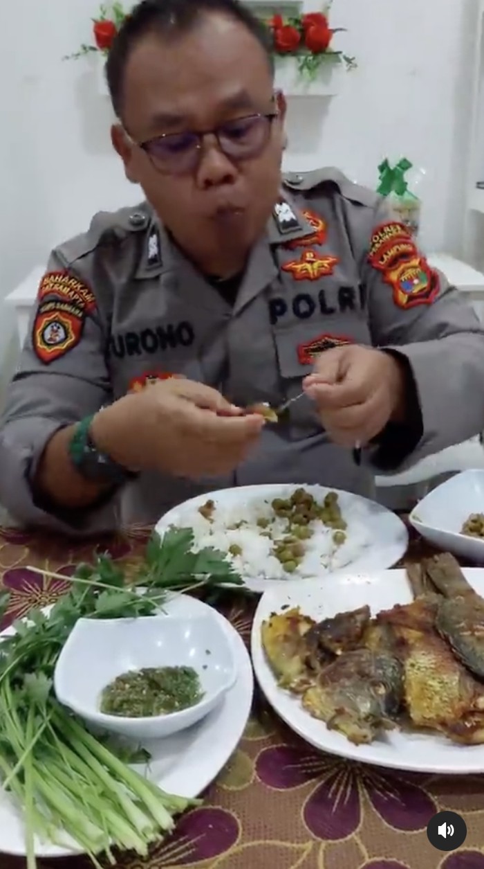 10 Potret Aiptu Turono, Polisi yang Doyan Mukbang Lalapan