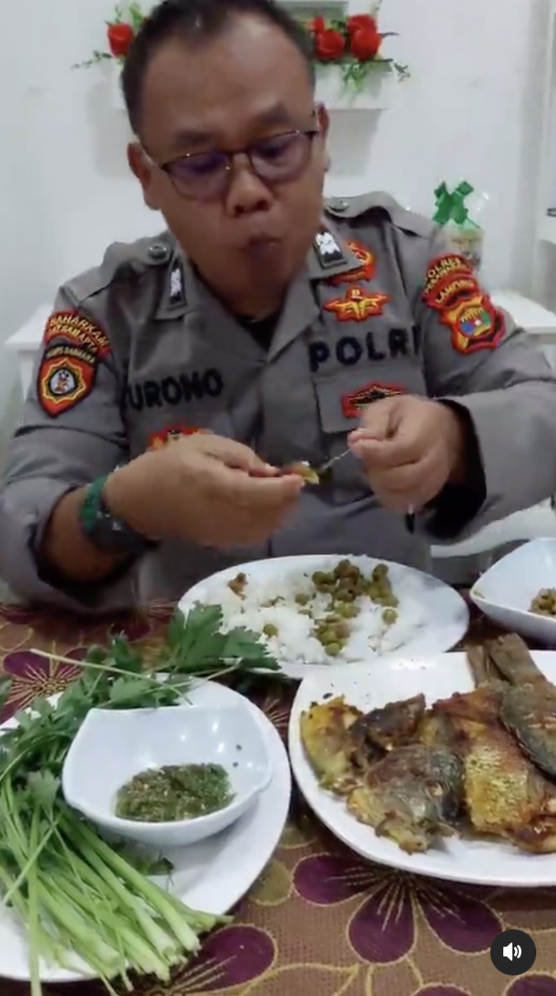 10 Potret Aiptu Turono, Polisi yang Doyan Mukbang Lalapan