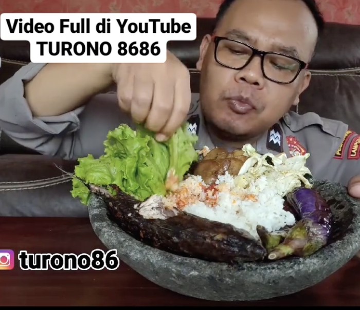 10 Potret Aiptu Turono, Polisi yang Doyan Mukbang Lalapan 10 Potret Aiptu Turono, Polisi yang Doyan Mukbang Lalapan