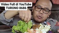 Berbagai konten mukbang Aiptu Turono diunggah di akun YouTube pribadinya. Ia tampak lahap makan terong dan lalapan lain di atas cobek.