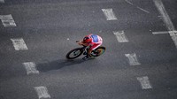 Pebalap tim Quick-Step - Alpha Vinyl, Remco Evenepoel melakukan cornering pada etape ke-10 La Vuelta a Espana 2022, di Kota Alicante, Spanyol, Selasa (30/8/2022). Hasil etape ke-10 menempatkan Evenepoel di puncak klasemen sementara Tour of Spain 2022. (Tim de Waele/Getty Images)