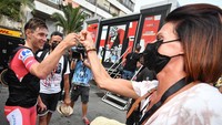 Pebalap tim Quick-Step - Alpha Vinyl, Remco Evenepoel mendapat ucapan selamat dari ibunya, Agna usai menyelesaikan etape ke-10 La Vuelta a Espana 2022, di Kota Alicante, Spanyol, Selasa (30/8/2022). Meski memuncaki klasemen sementara, Evenepoel masih harus bekerja keras lantaran grand tour baru berjalan separuh. Masih ada 11 etape lagi yang tidak mudah. (David Stockman/AFP/Getty Images)