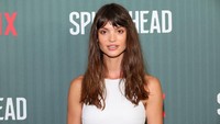 Setahun kemudian, Charlbi Dean debut sebagai akhir lewat film Spud yang diperankan juga oleh Troye Sivan dan John Cleese. (Foto: Getty Images/Dia Dipasupil)