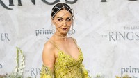 Untuk gaun sendiri, Nazanin Boniadi tampil dengan warna hijau-kekuningan dengan motif dedaunan. Dress pendek itu dilengkapi rumbai panjang hingga ke tanah. (Foto: Samir Hussein/WireImage/Samir Hussein) 