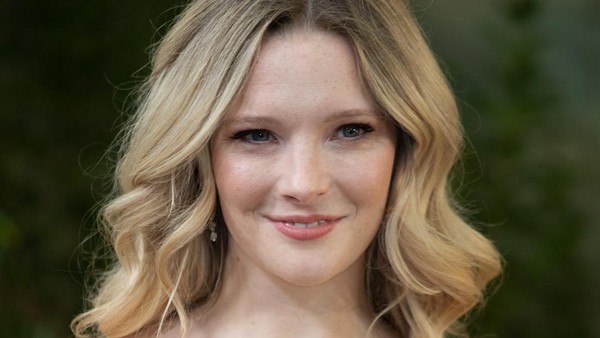 Morfydd Clark yang Memikat!