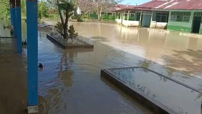 20 desa di Kabupaten Lutra, Sulsel, terendam banjir.