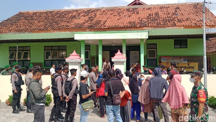 Aksi menolak hasil seleksi perangkat desa di Desa Sembung, Kecamatan Wedi, Klaten, Rabu (31/8/2022).