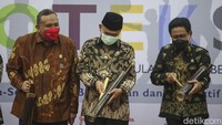 Wakil Menteri Ketenagakerjaan (Wamenaker) Afriansyah Noor (kiri), Menko PMK Muhadjir Effendy (tengah) bersama Mendes PDTT Abdul Halim Iskandar (kanan) memukul kentongan dalam acara Rencana Aksi Program Terpadu Penanggulangan TBC (Proteksi) di Jakarta, Rabu (31/8/2022).