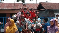Warga datang ke Kantor PDAM Tirtanadi Cabang Padang Bulan, Medan dengan menumpangi mobil bak terbuka. Mayoritas warga yang melakukan aksi adalah emak-emak dan anak-anak. (Goklas Wisely/detikSumut)