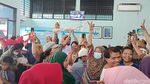 Potret Aksi Emak-emak Pamer Bra Saat Geruduk Kantor PDAM Tirtanadi