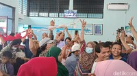 Warga yang protes langsung menerikaan kata-kata air begitu tiba di Kantor PDAM Tirtanadi Cabang Padang Bulan, Medan. Pegawai PDAM yang ada di sana tidak kuasa membendung aksi emak-emak yang protes itu. (Goklas Wisely/detikSumut)