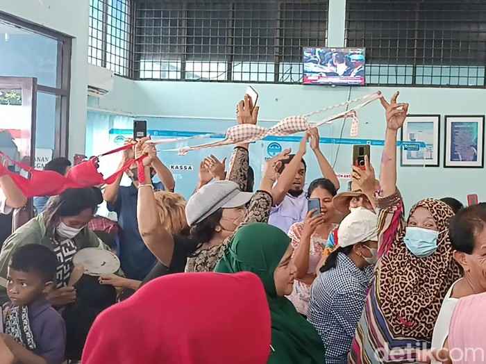 Aksi protes warga di Kantor PDAM Tirtanadi