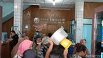 Potret Aksi Emak-emak Pamer Bra Saat Geruduk Kantor PDAM Tirtanadi