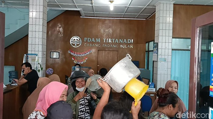 Aksi protes warga di Kantor PDAM Tirtanadi