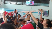 Di dalam kantor PDAM Tirtanadi Cabang Padang Bulan itu warga melakukan aksi pamer bra. Mereka protes ke PDAM karena air di rumah mereka tidak menyala 3 bulan lamanya.(Goklas Wisely/detikSumut)