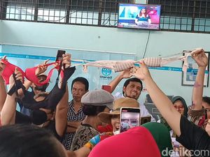 Potret Aksi Emak-emak Pamer Bra Saat Geruduk Kantor PDAM Tirtanadi