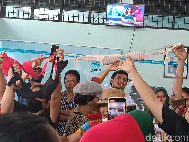 Potret Aksi Emak-emak Pamer Bra Saat Geruduk Kantor PDAM Tirtanadi