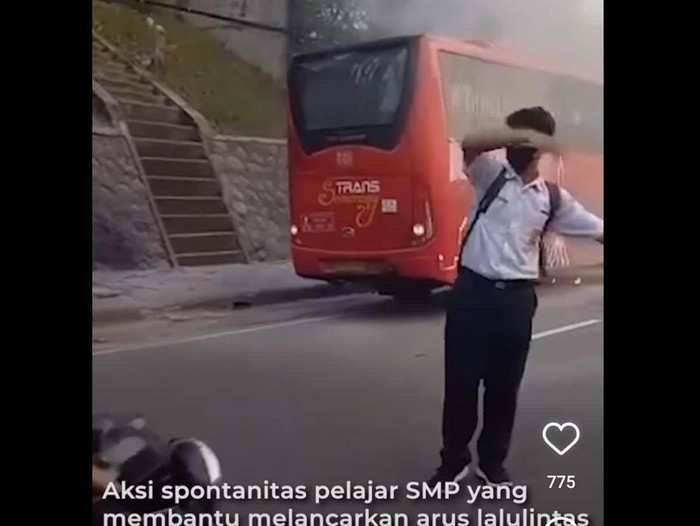 Aksi siswa berseragam SMP mengatur lalin saat kebakaran bus Trans Semarang.