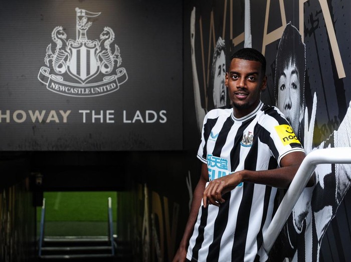 NEWCASTLE UPON TYNE, ENGLAND - AUGUST 26: Alexander Isak poses for photos after signing for Newcastle United at St. James Park on August 26, 2022 in Newcastle upon Tyne, England. (Photo by Serena Taylor/Newcastle United via Getty Images)