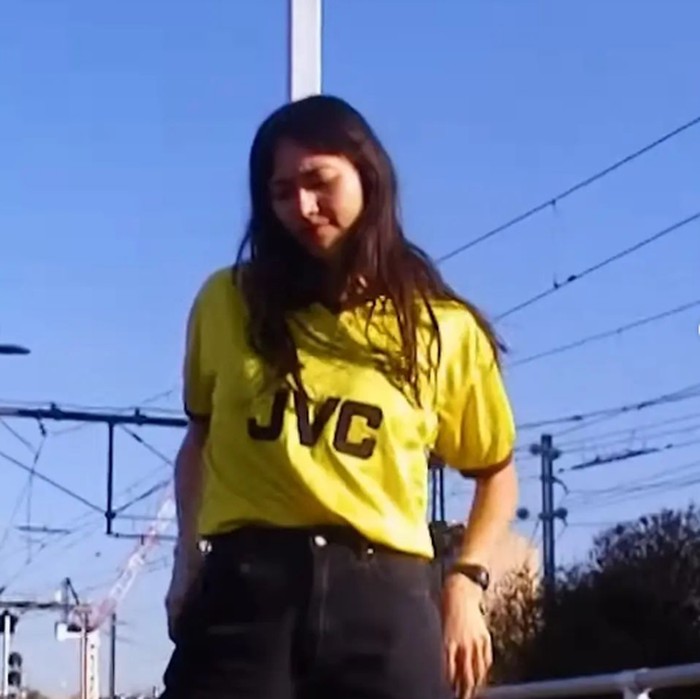 Amelia Murray tengah menjadi perbincangan di media sosial. Foto-fotonya saat mengenakan jersey klub Liga Inggris, Arsenal tengah mencuri perhatian.
