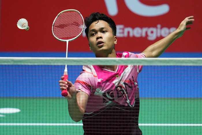 TOKYO, JAPAN - AUGUST 26: Anthony Sinisuka GIinting of Indonesia competes in the Mens Singles Quarter Finals match against Viktor Axelsen of Denmark on day five of the BWF World Championships at Tokyo Metropolitan Gymnasium on August 26, 2022 in Tokyo, Japan. (Photo by Toru Hanai/Getty Images)
