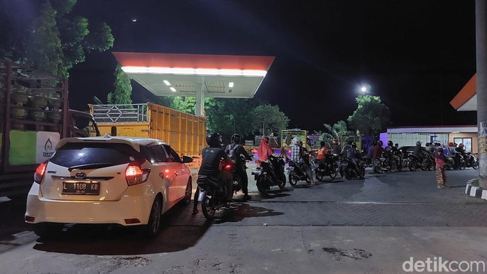 Antrean di salah satu SPBU di Lamongan menjelang kenaikan harga Pertalite dan Solar