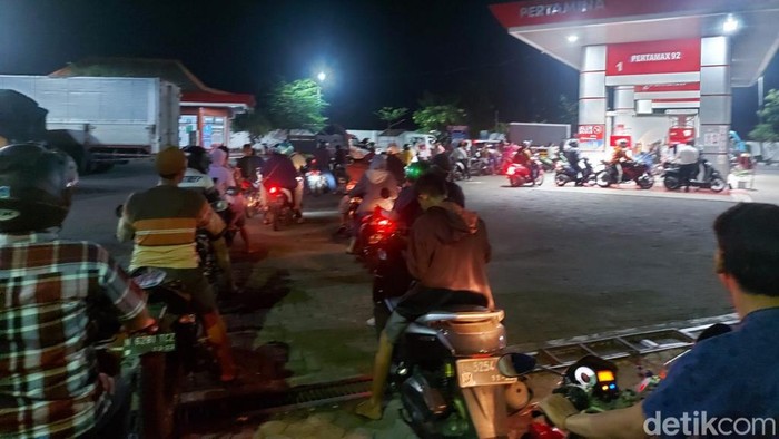 Antrean di SPBU Kota Pasuruan sampai luber ke jalan