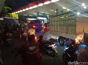 Ada Kabar Harga BBM Naik Besok, Begini Antrean di SPBU Kudus Malam Ini
