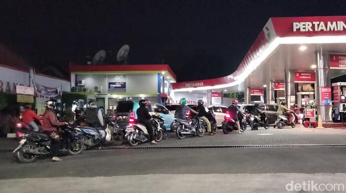 antrean di spbu surabaya