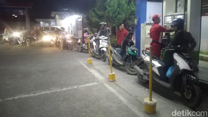 Antrean kendaraan di SPBU di Kecamatan Kawalu Kota Tasikmalaya.