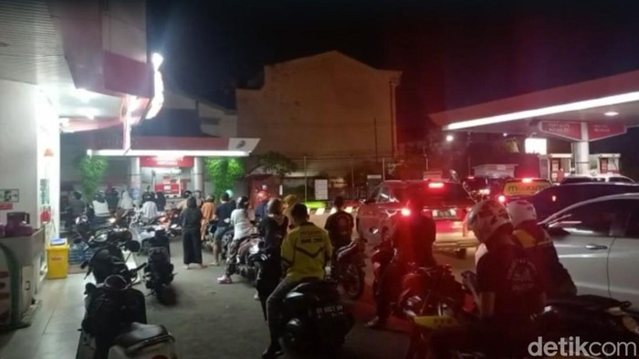 Antrean kendaraan di SPBU Jalan Pengayoman Makassar.