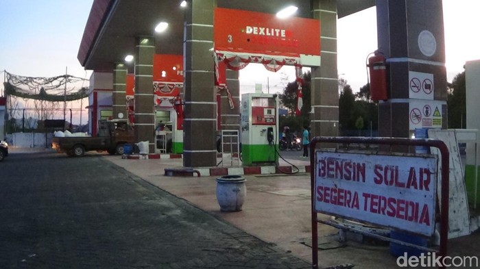 Antrean kendaraan roda 4 di SPBU Sumenep. Solar sudah habis sejak pagi.