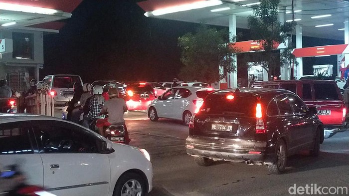 Antrean mobil mengular di salah satu SPBU Bandar Lampung (Tommy Saputra/detikSumut)