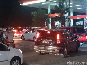 Jelang Kenaikan BBM, Antrean Mobil di SPBU Bandar Lampung Mengular
