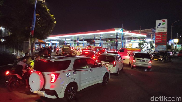 Antrean panjang BBM di Kota Malang