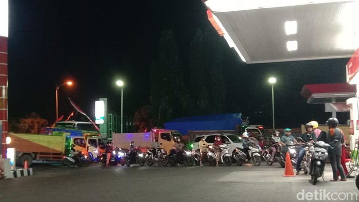 Antrean panjang di sejumlah SPBU Bojonegoro