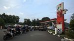 Antrean Panjang di SPBU Kalimalang, Jaga-jaga Harga BBM Naik?