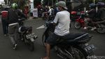 Antrean Panjang di SPBU Kalimalang, Jaga-jaga Harga BBM Naik?