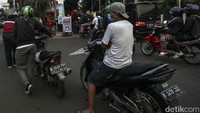 Panjangnya antrean di SPBU terjadi di sejumlah lokasi, beberapa pengendara sengaja mengisi untuk berjaga-jaga apabila besok harga BBM jadi naik.