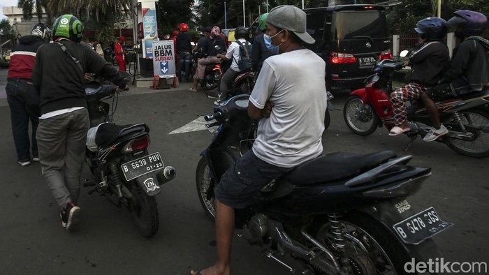Antrean Panjang di SPBU Kalimalang, Jaga-jaga BBM Naik? Sejumlah pengendara mengantre untuk mengisi BBM di SPBU Kawasan Kalimalang, Jakarta, Rabu (31/8/2022). Antrean panjang terjadi di beberapa SPBU.
