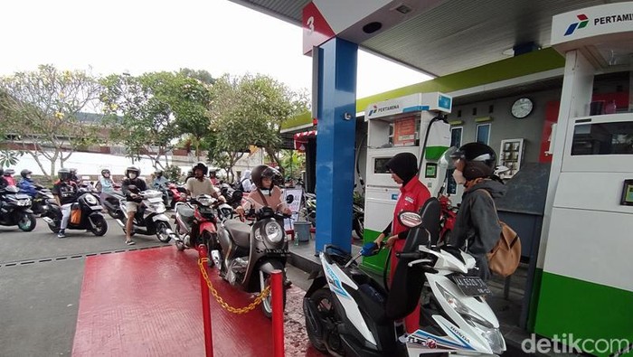 Antrean pembelian BBM di SPBU Cacaban, Kota Magelang, Rabu (31/8/2022).