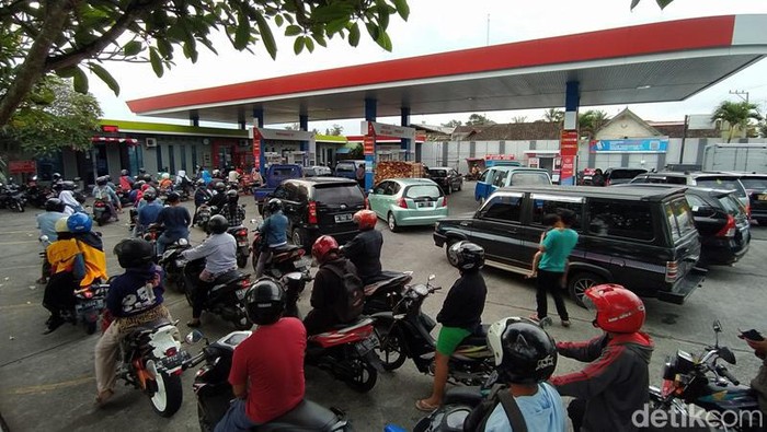 Antrean pembelian BBM di SPBU Cacaban, Kota Magelang, Rabu (31/8/2022).