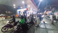 Kondisi serupa terjadi di SPBU Jalan Cilember, perbatasan antara Kota Cimahi dan Kota Bandung. Di SPBU tersebut, antrean kendaraan bahkan sampai jalan raya sebelum pintu masuk SPBU.Ensi (29), seorang pengendara ojek online (ojol) yang ikut mengantre mengaku keberatan dengan rencana kenaikan BBM terutama jenis pertalite yang dikonsumsi motornya sehari-hari untuk mencari nafkah.