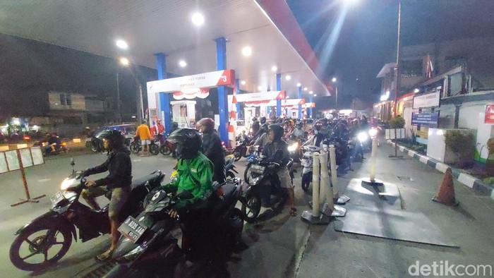 Antrean pengendara di SPBU Cilember, Kota Cimahi