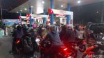 Potret Antrean Warga Cimahi Isi BBM hingga Meluber ke Jalan